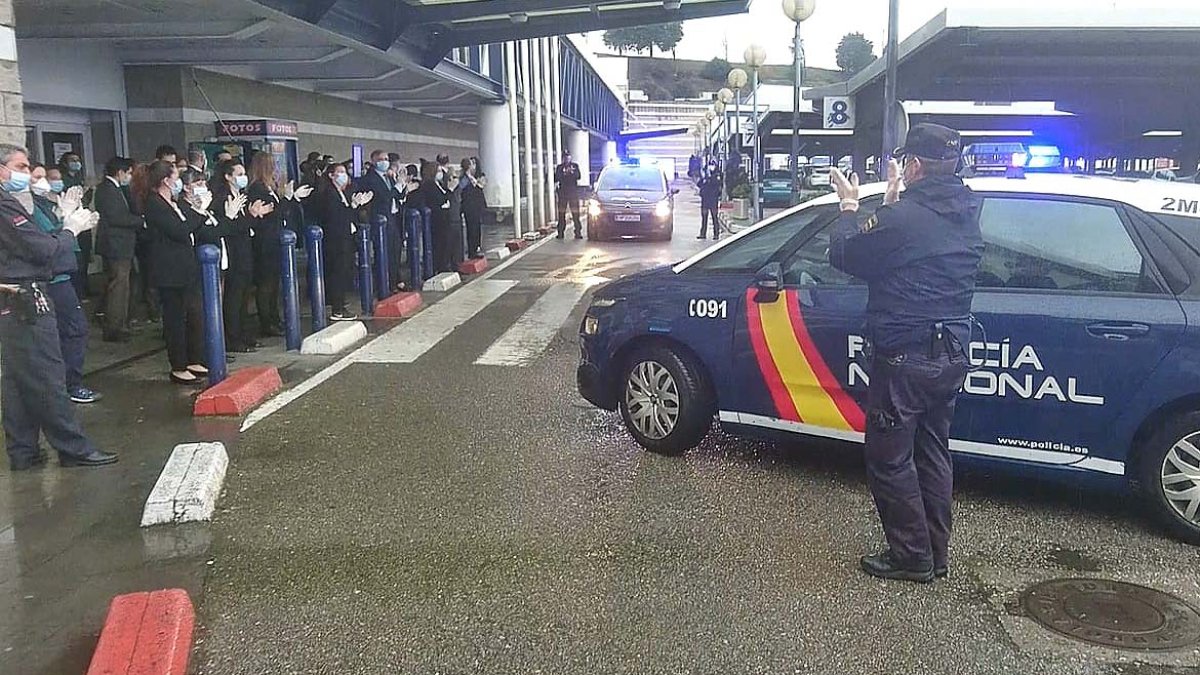 Efectivos de la Policía Nacional aplauden a la plantilla de Hipercor Parque Burgos. ECB