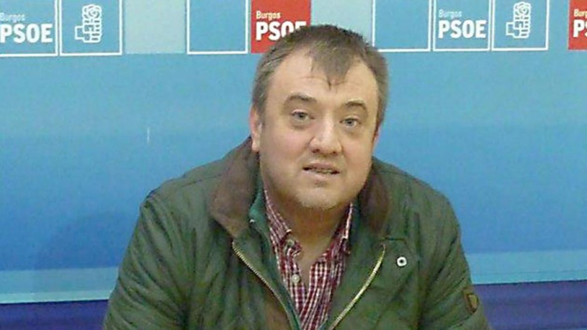 El edil denuncia la dejadez del equipo municipal al no reclamar las deudas.-ECB