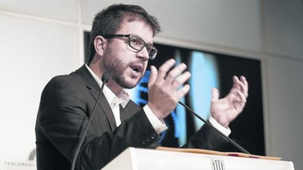 Pere Aragonès, secretario de Economia, durante una rueda de prensa en el Parlament.-JOSEP GARCÍA