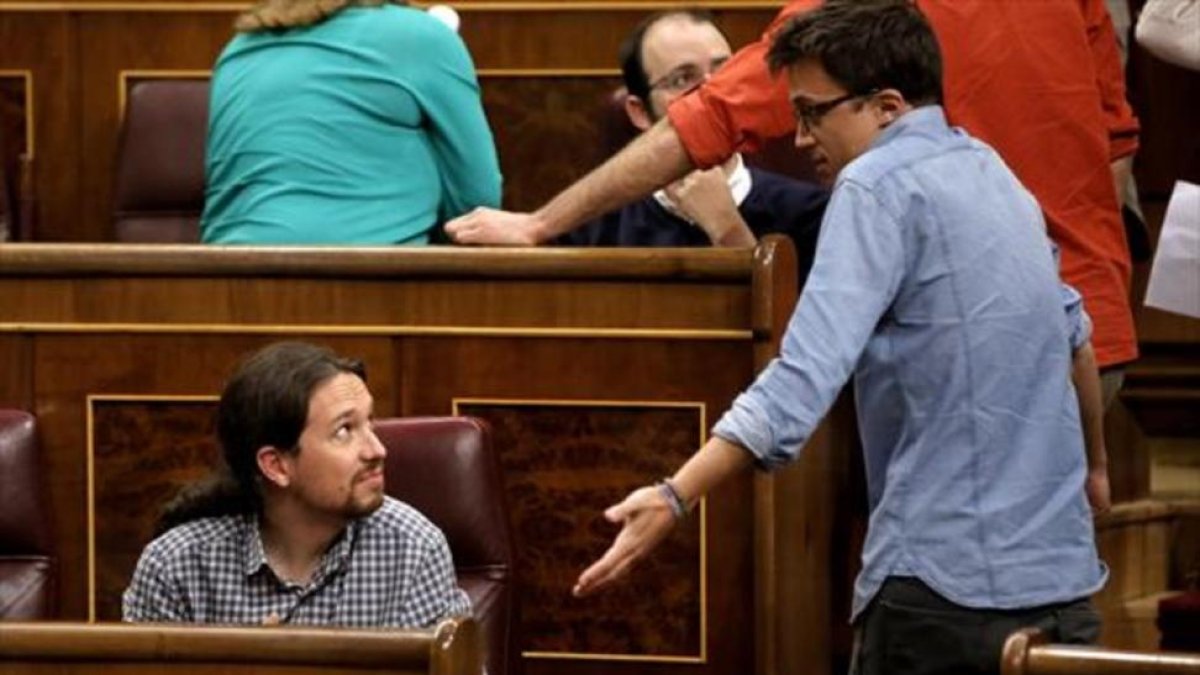 Pablo Iglesias e Íñigo Errejón discuten en el hemiciclo del Congreso, el pasado 4 de abril.-JOSÉ LUIS ROCA