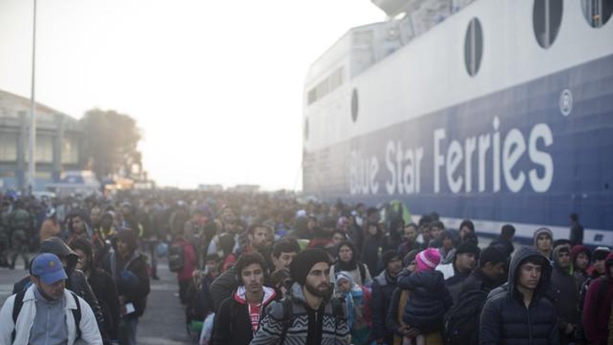 Refugiados esperan para subir a un ferri en la isla de Lesbos, en Grecia, este viernes.-AP / MARKO DROBNJAKOVIC