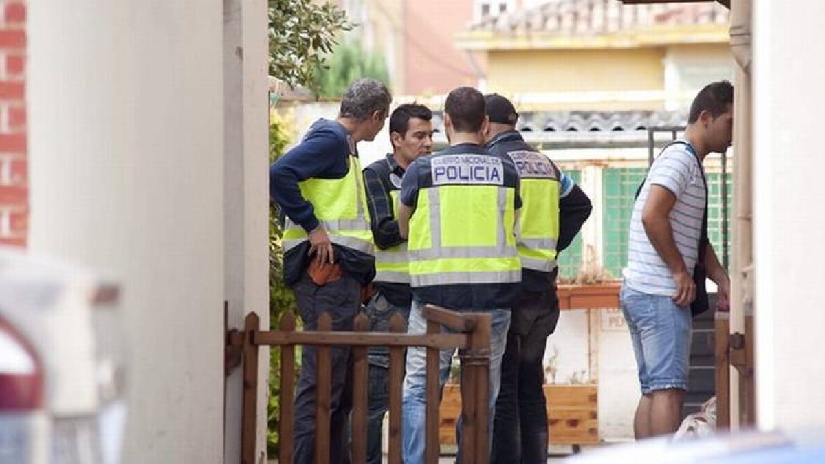 Agentes de la Policía Nacional, durante el registro que han realizado en la vivienda donde fue detenido el presunto pederasta del barrio madrileño de Ciudad Lineal.-Foto: EFE / PEDRO PUENTE HOYOS