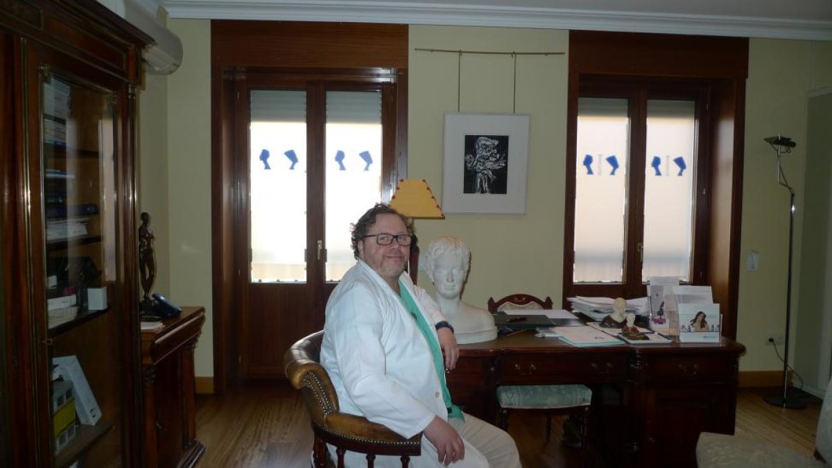 orge García, responsable de Cirugía Maxilofacial y de Trasplantes del Complejo Universitario de Salamanca, en su despacho.-EL MUNDO