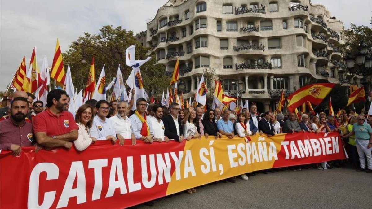 Cabecera de la manifestación contra la independencia de Catalunya, en Barcelona.-ALBERT BERTRAN