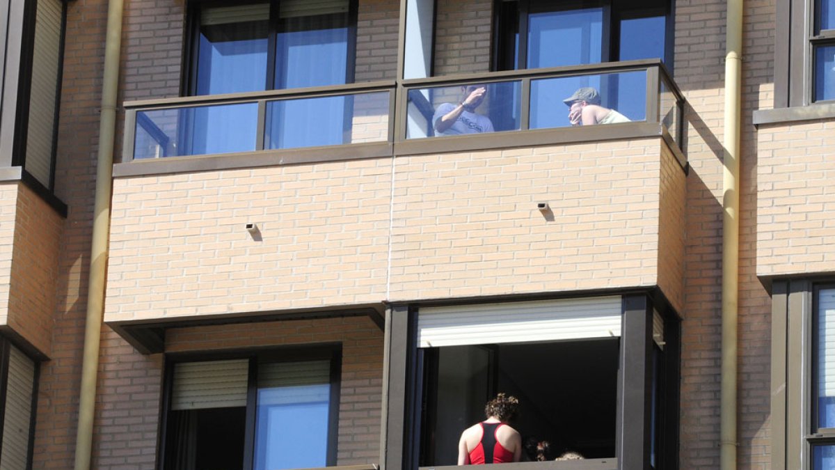 Imagen de gente en los balcones. ISRAEL L. MURILLO