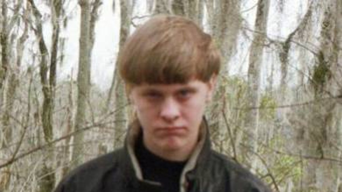 Dylan Roof, con la bandera sudafricana del apartheid bordada en la chaqueta.-
