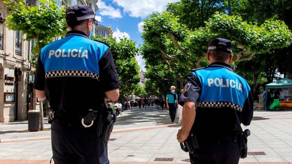 Imagen de dos agentes de Policía Local. TOMÁS ALONSO