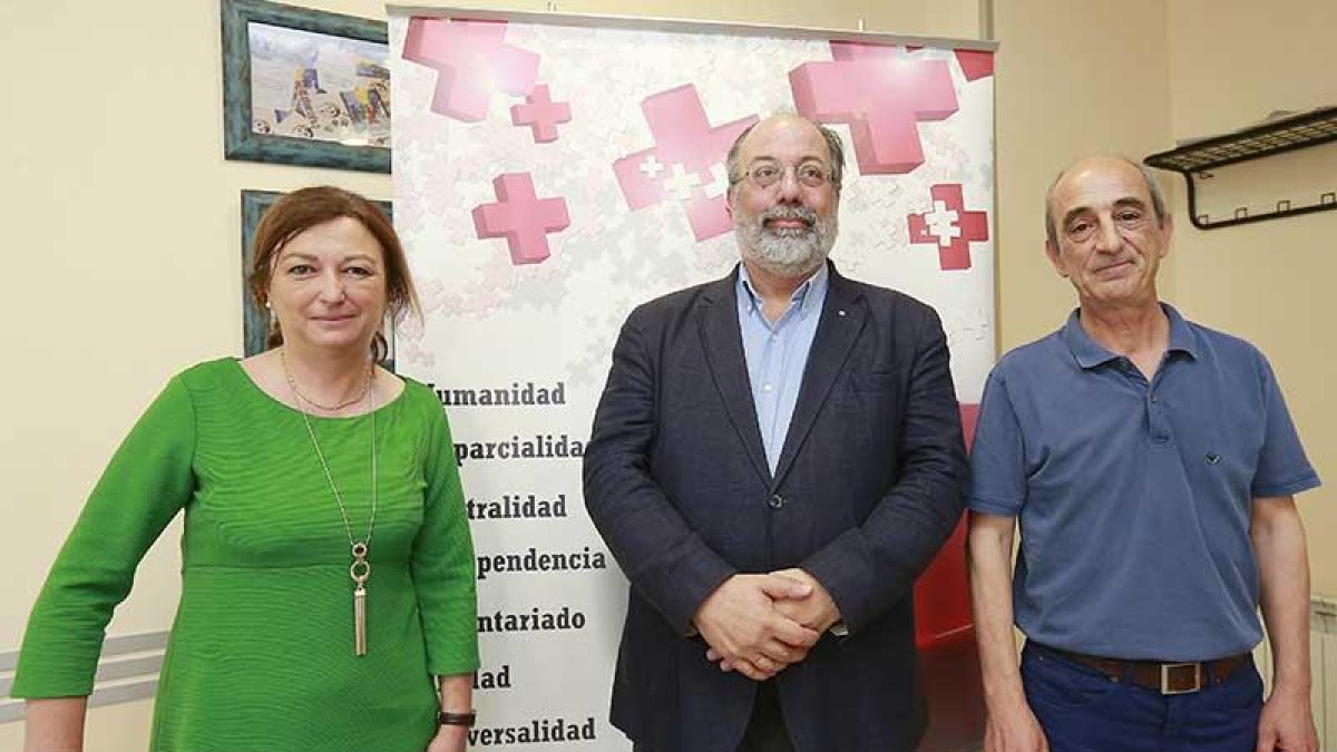 Concha Pérez, secretaria provincial de Cruz Roja, Arturo Almansa, presidente de la organización en Burgos, e Ignacio Angulo, coordinador.-RAÚL G. OCHOA