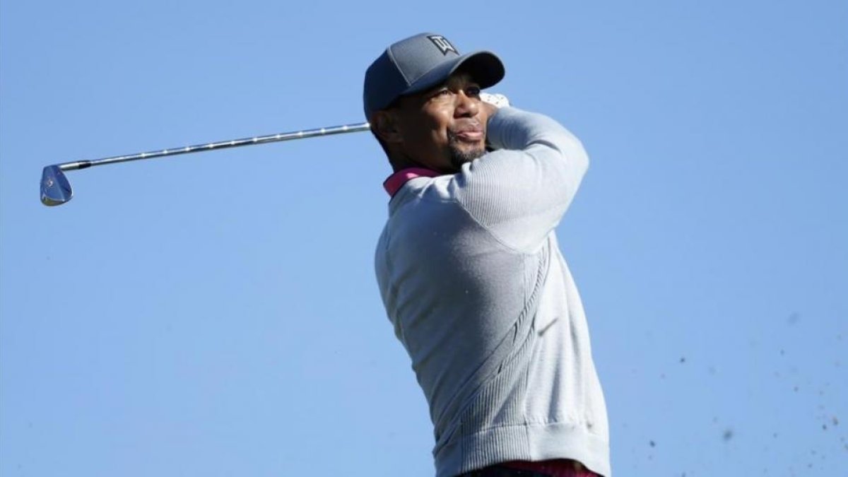 Tiger Woods golpea la bola en  la primera vuelta del torneo celebrado en Torrey Pines, en San Diego (EEUU).-