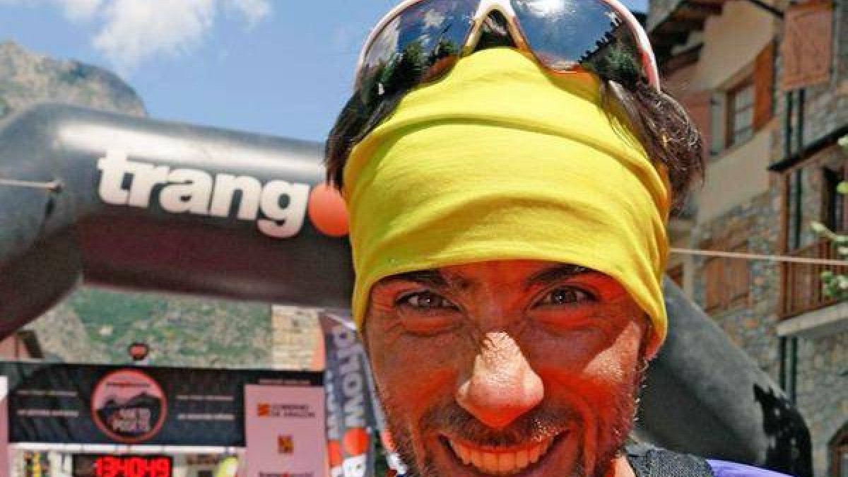 Luis AlbertoHernando exhibe su medalla poco después de entrar victorioso en meta.-