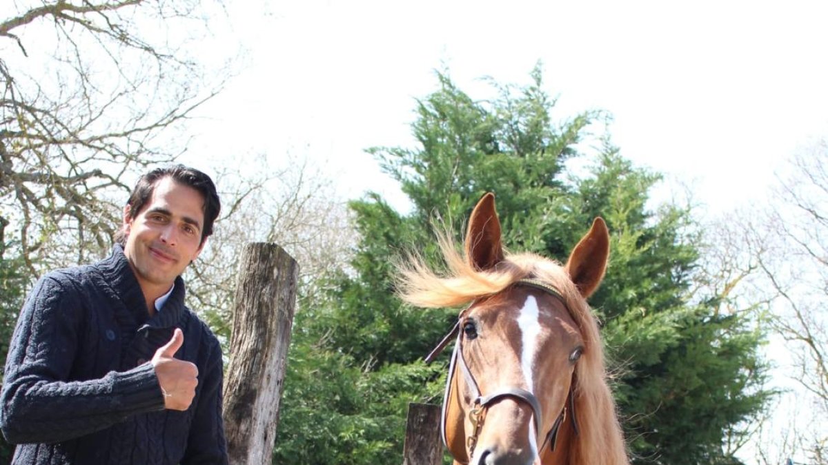 Borja con uno de los caballos de su cuadra. ECB