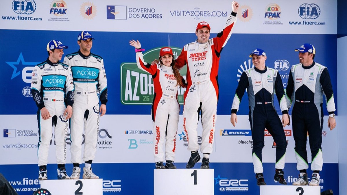 Efrén Llarena y Sara Fernández celebran su triunfo en el primer cajón del podio. AZORESRALLYE.COM