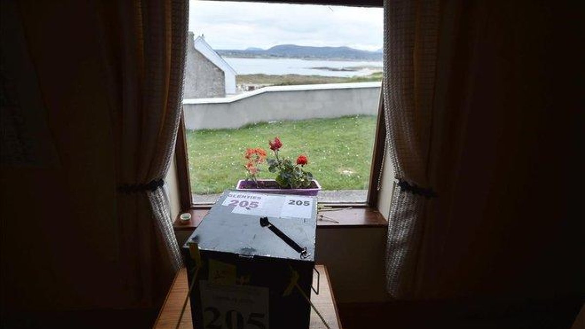 Urna electoral en la isla irlandesa de Gola con motivo de los comicios europeos.-CHARLES MCQUILLAN (GETTY IMAGES)