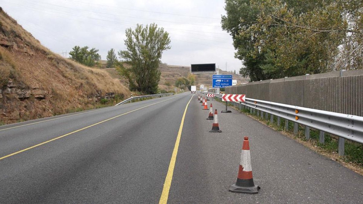 El tramo de la N-I en el kilómetro 279 se mantiene oficialmente en obras.-G.G.