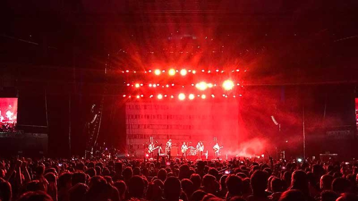 El público vivió entregado la noche mágica de La Maravillosa Orquesta del Alcohol en Madrid.-Marina Palacios