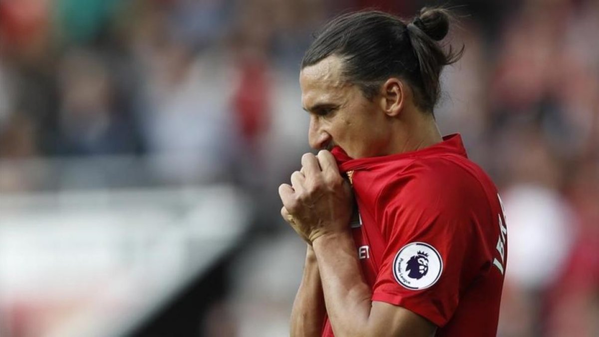 Zlatan Ibrahimovic durante un encuentro con el United.-REUTERS