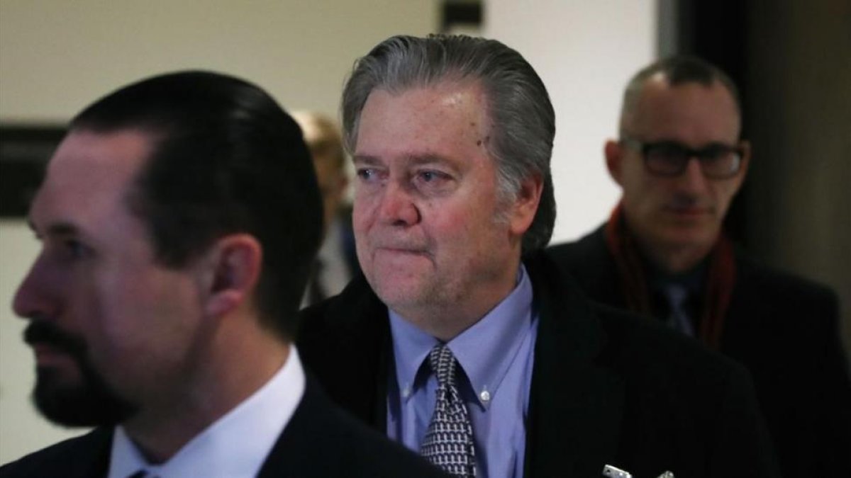 Bannon (centro) llega al comité de inteligencia del Congreso, reunido a puerta cerrada, el 16 de enero, en Washington.-AFP / MARK WILSON