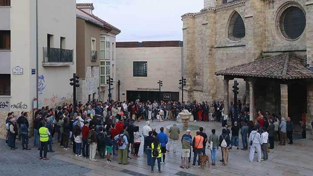 Vecinos del barrio, ciudadanos de Burgos y representantes políticos se concentraron junto a la iglesia de San Esteban para condenar la brutal paliza.-RAÚL G. OCHOA
