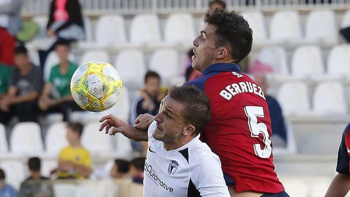 Borja Sánchez protege un balón ante un defensor del Osasuna B.-SANTI OTERO