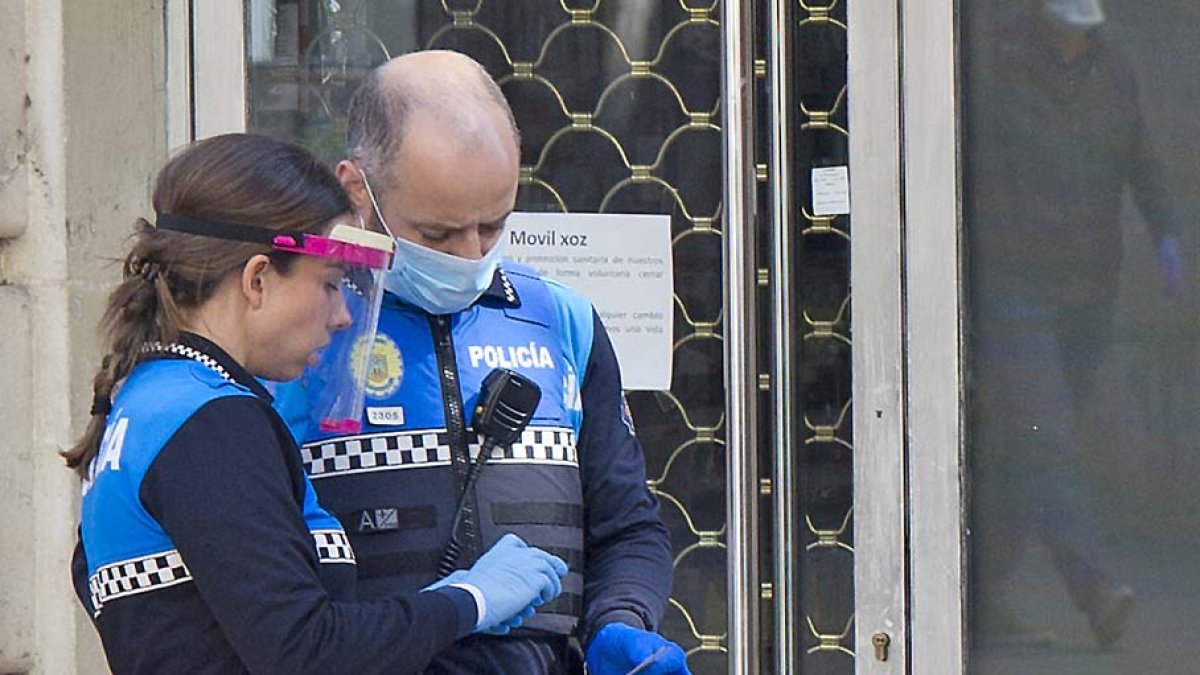 La Policía Local detiene a un hombre por violencia de género. RAÚL G. OCHOA