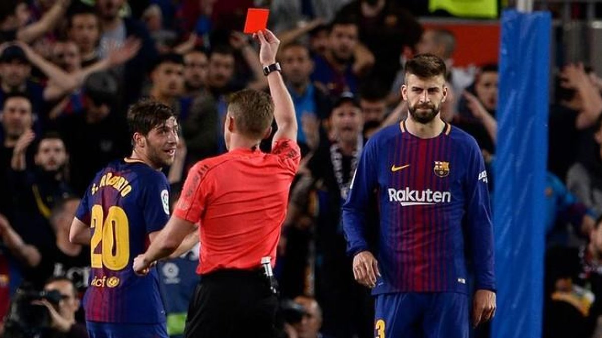 Hernández Hernández expulsa a Sergi Roberto, en presencia de Piqué, en el clásico del Camp Nou del pasado 6 de mayo.-JOSEP LAGO