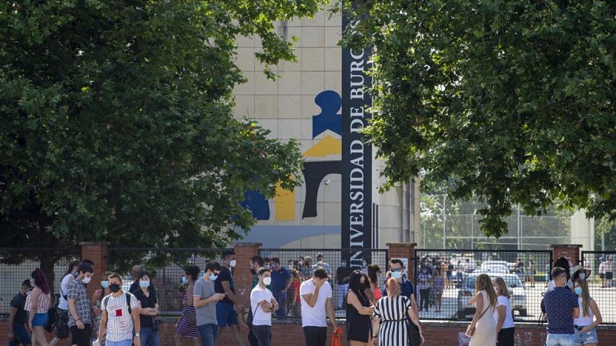 Colas esta semana para vacunarse en el polideportivo universitario. S. OTERO