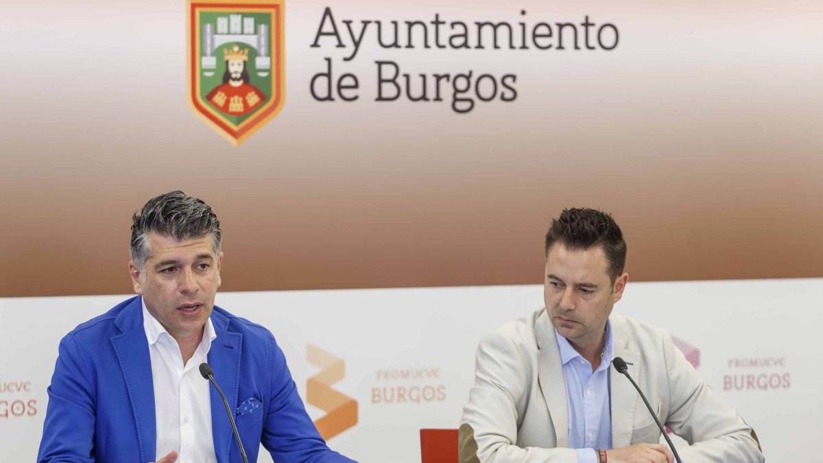 El vicealcalde, Vicente Marañón, y el alcalde, Daniel de la Rosa, durante la presentación del Plan de Sostenibilidad Turística. SANTI OTERO