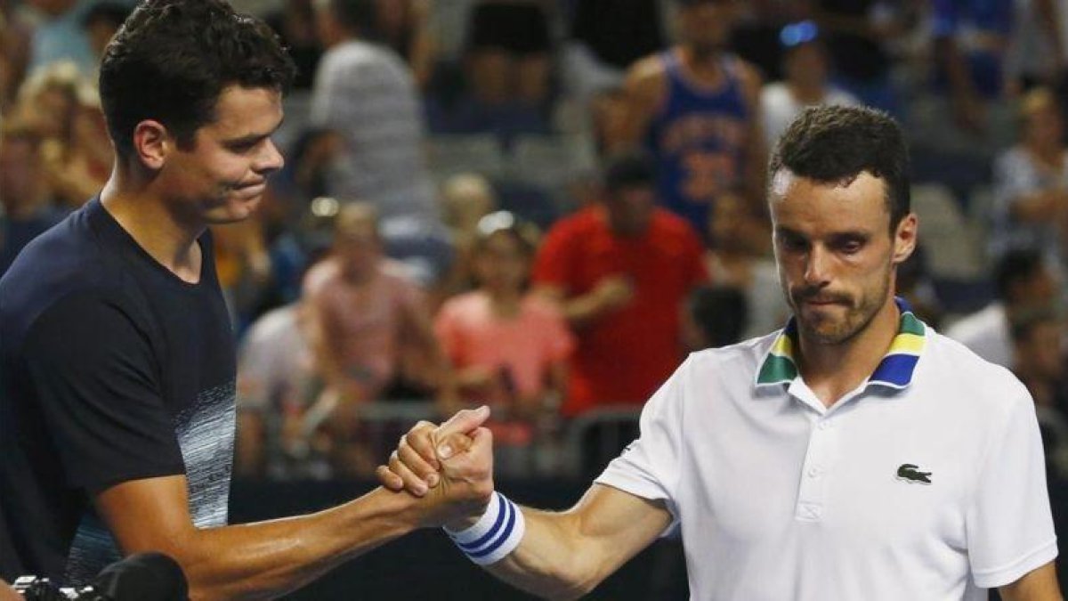 Bautista, cabizbajo, saluda al vencedor Raonic.-REUTERS / EDGAR SU