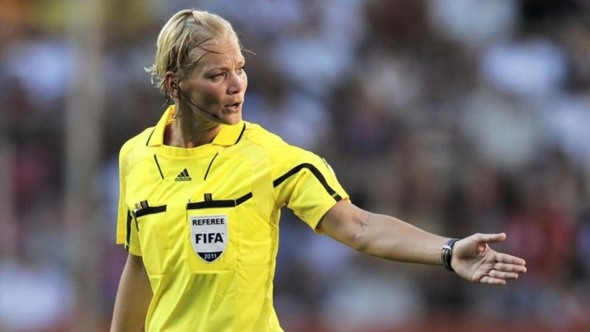 Bibiana Steinhaus dirige el partido entre Estados Unidos y Corea del Norte en el mundial femenino del 2011.-