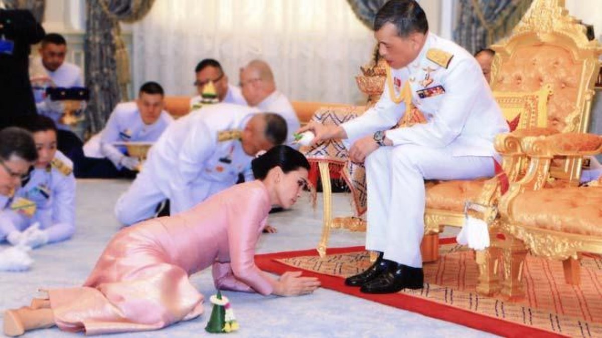 Tailandia tiene nueva soberana, la reina Suthida. En la foto, el rey Maha Vajiralongkorn vierte agua sobre su esposa.-ROYAL HOUSEHOLD BUREAU (EFE)