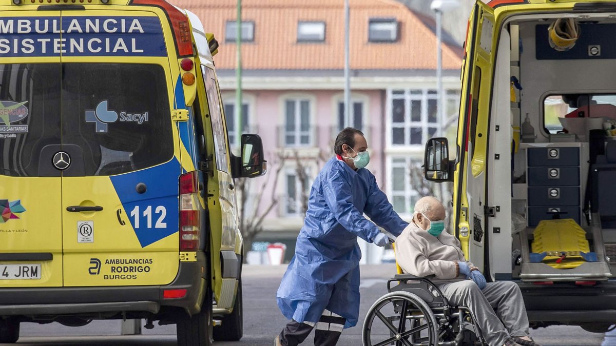 Traslado de un paciente en el HUBU. SANTI OTERO