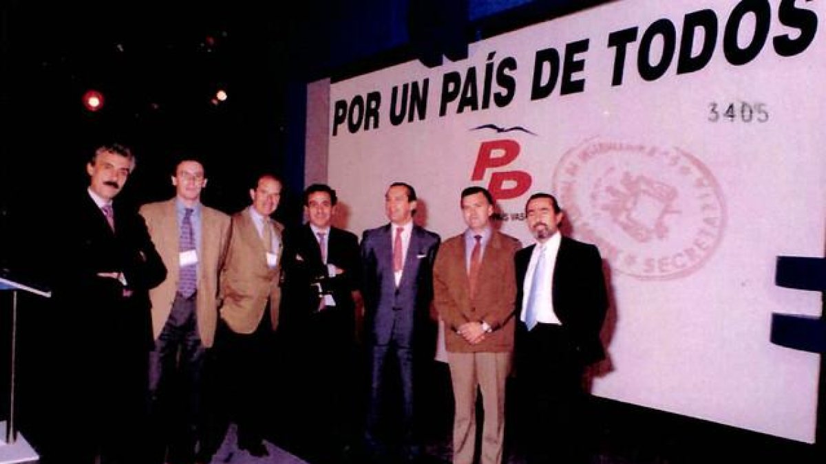 Fotografías del álbum personal de Francisco Correa incorporadas al nuevo sumario del 'caso Gurtel', en la imagen junto al extesorero del PP Luis Bárcenas.-ARCHIVO