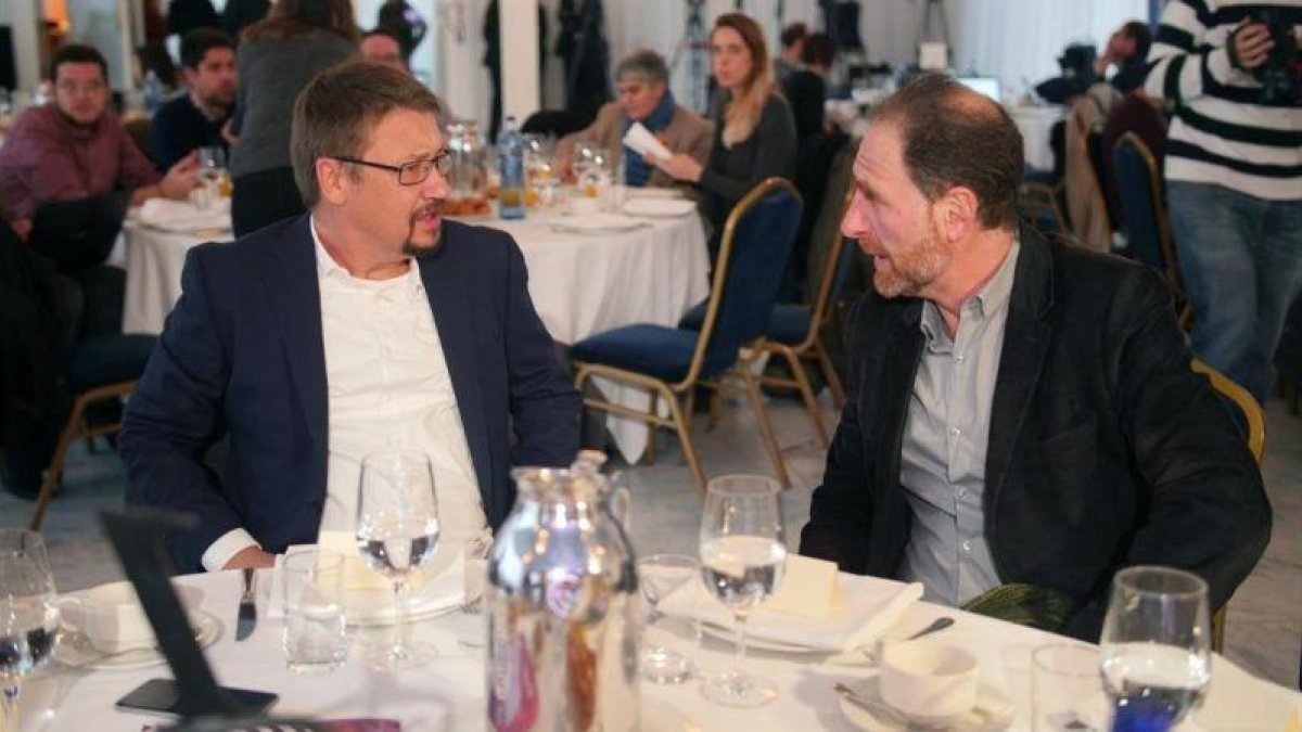 Xavier Domènech conversa con Enric Hernàndez al inicio del desayuno de Primera Plan@.-RICARD FADRIQUE