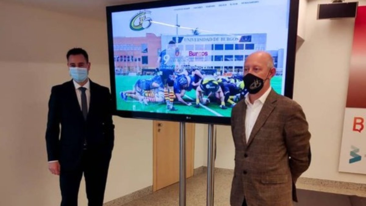 Daniel de la Rosa, alcalde de Burgos, posa con Iñaki Sicilia, presidente del Aparejadores RC. TWITTER / @RUGBYAPAREJOS