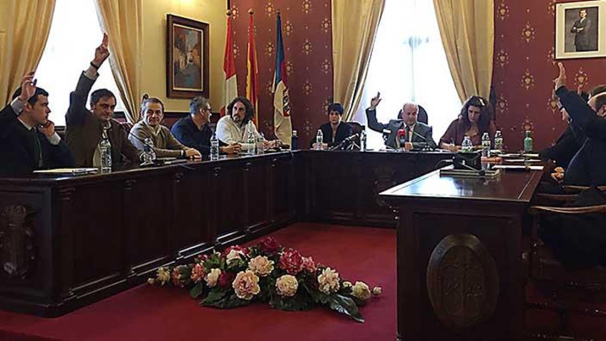 Momento en que se produce la votación de la moción que retiró a De Lucio de la Alcaldía y a la que siguió el nombramiento de Adrián Serna como alcalde.-ECB