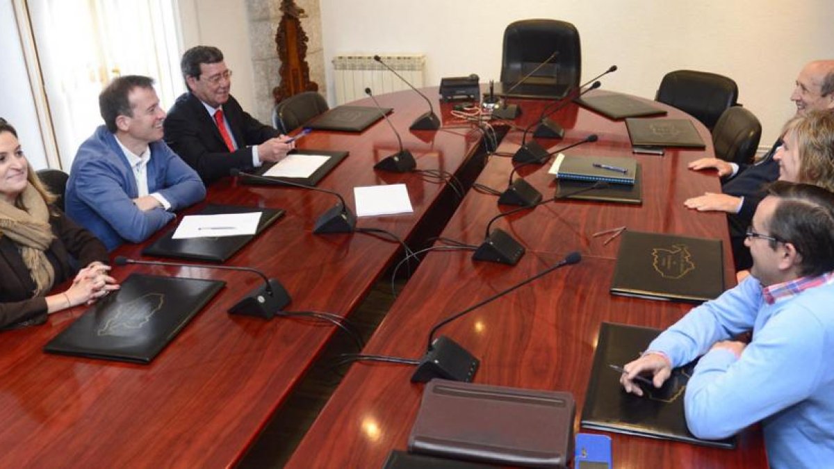 Un momento de la reunión celebrada ayer en el Ayuntamiento treviñés.-R. O.