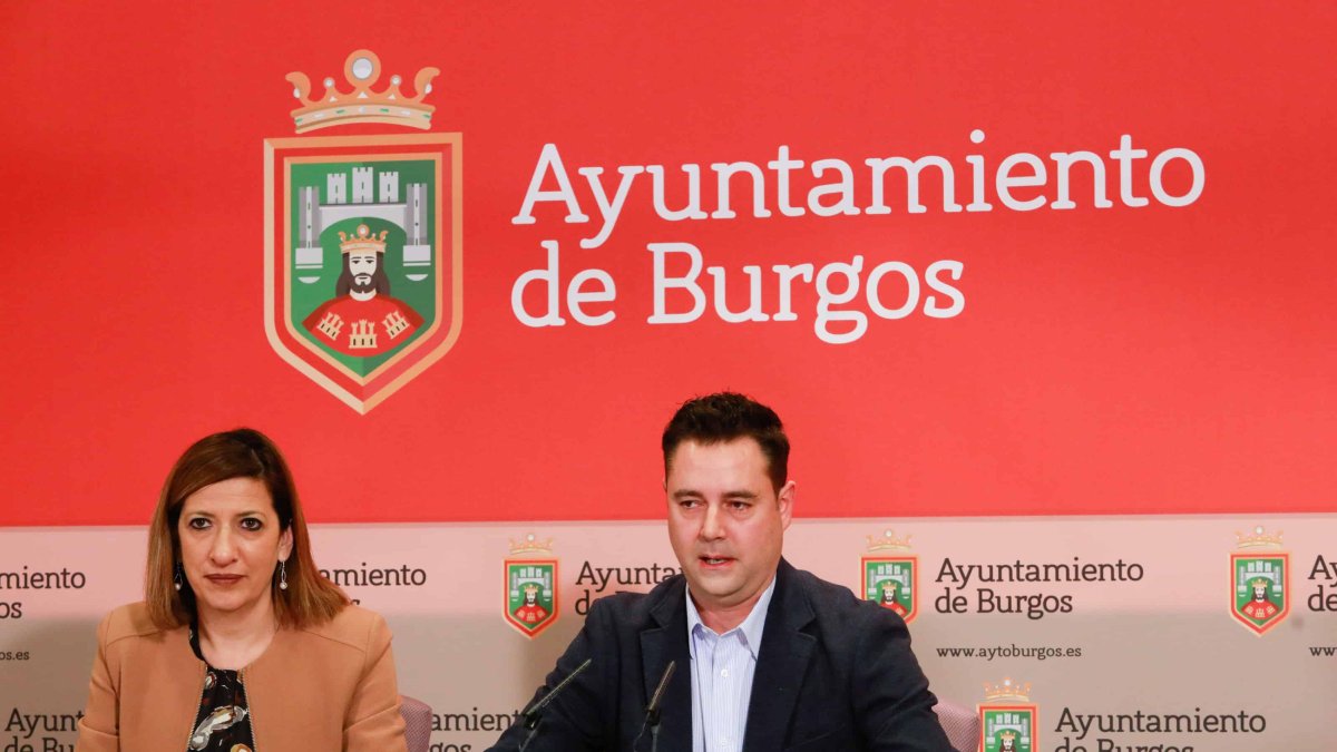 Daniel de la Rosa y su número dos en el grupo municipal, la concejala Nuria Barrio, durante la última rueda de prensa del año. TOMÁS ALONSO