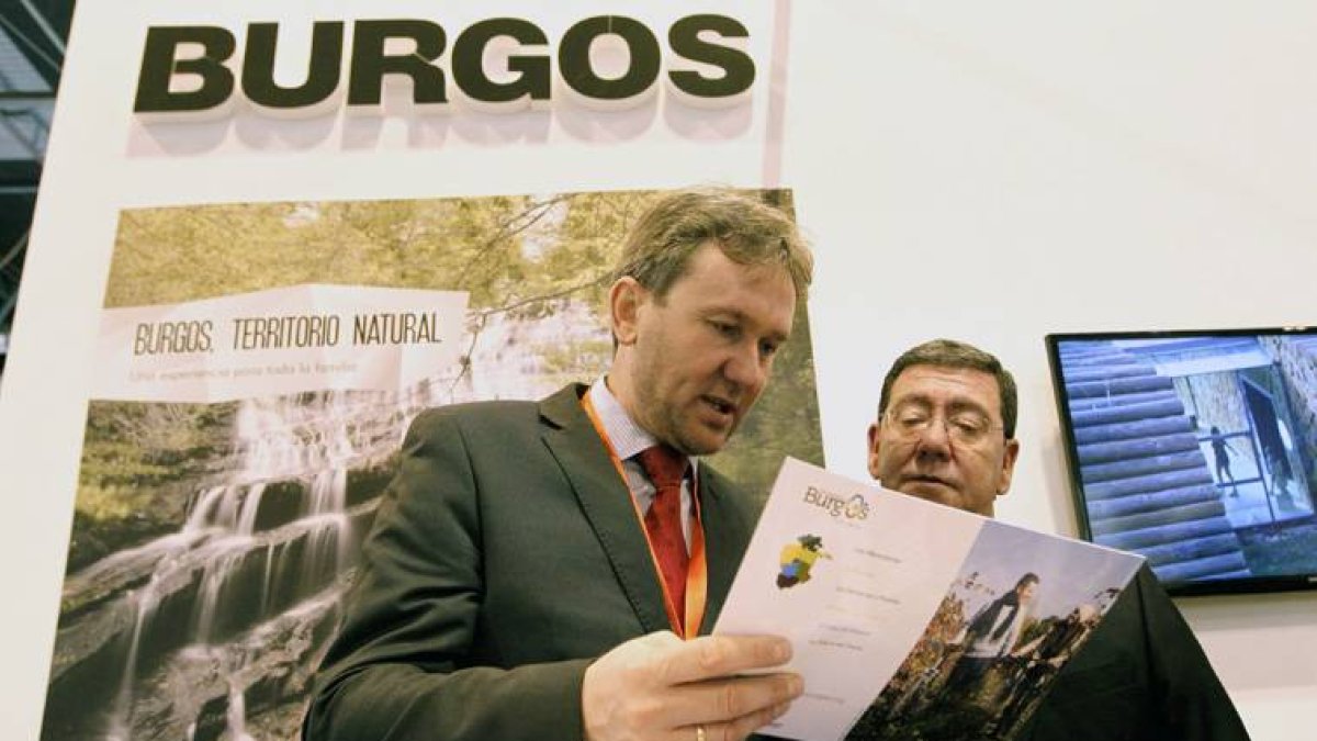 Javier Lacalle y César Rico, en el stand de Burgos en Fitur.-Ical
