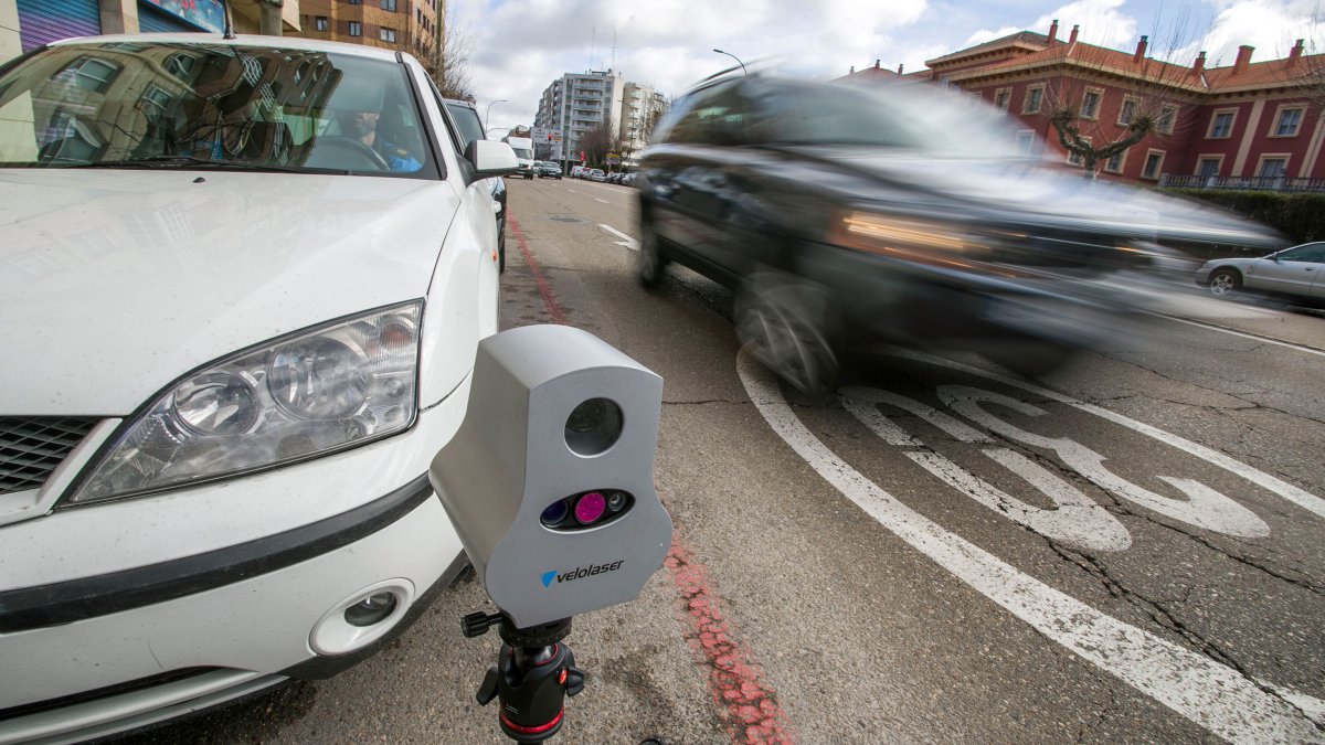 Imagen del radar móvil que permite captar a vehículos que circulan a más de 30 y a más de 50. TOMÁS ALONSO