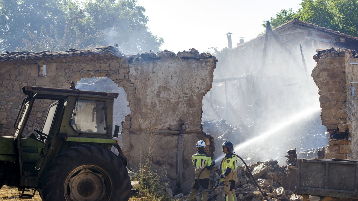 Más de 40 viviendas se han visto afectadas por el incendio de Quintanilla del Coco. SANTI OTERO