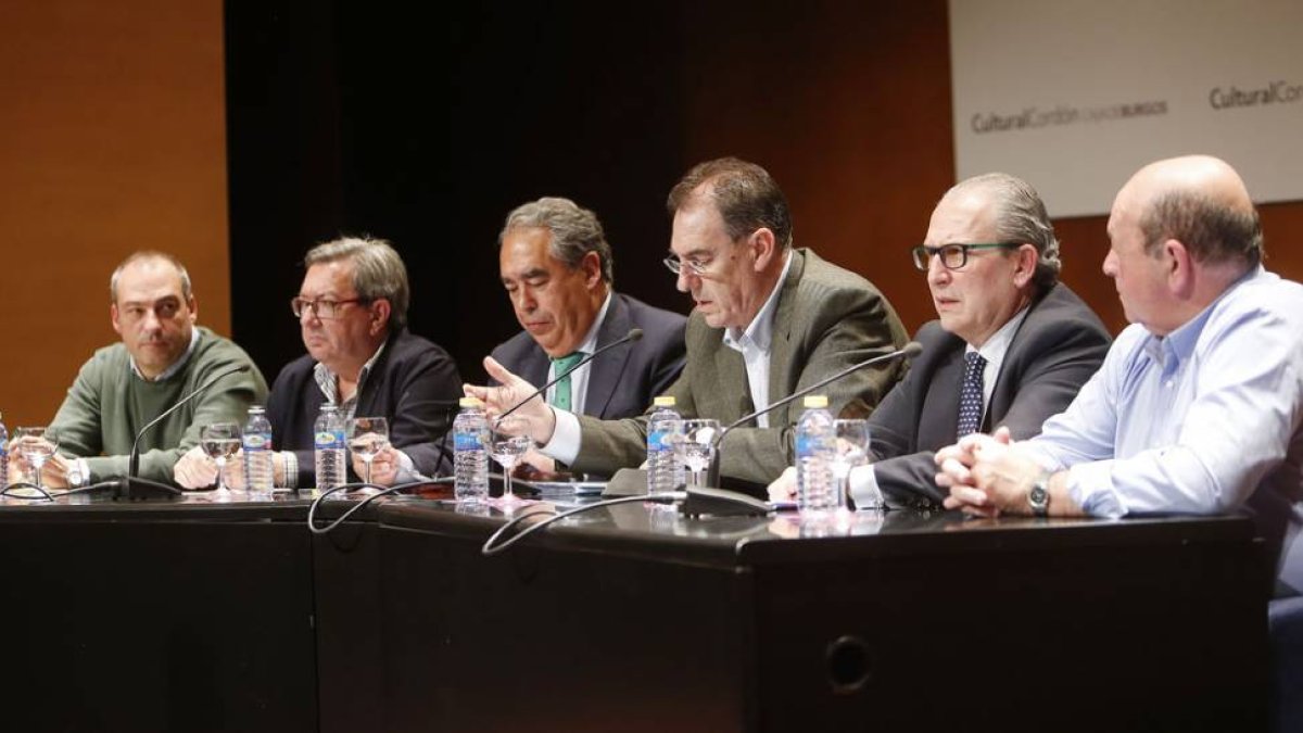 Imagen de la directiva del CB Tizona durante la reunión informativa celebrada la pasada semana.-RAÚL OCHOA
