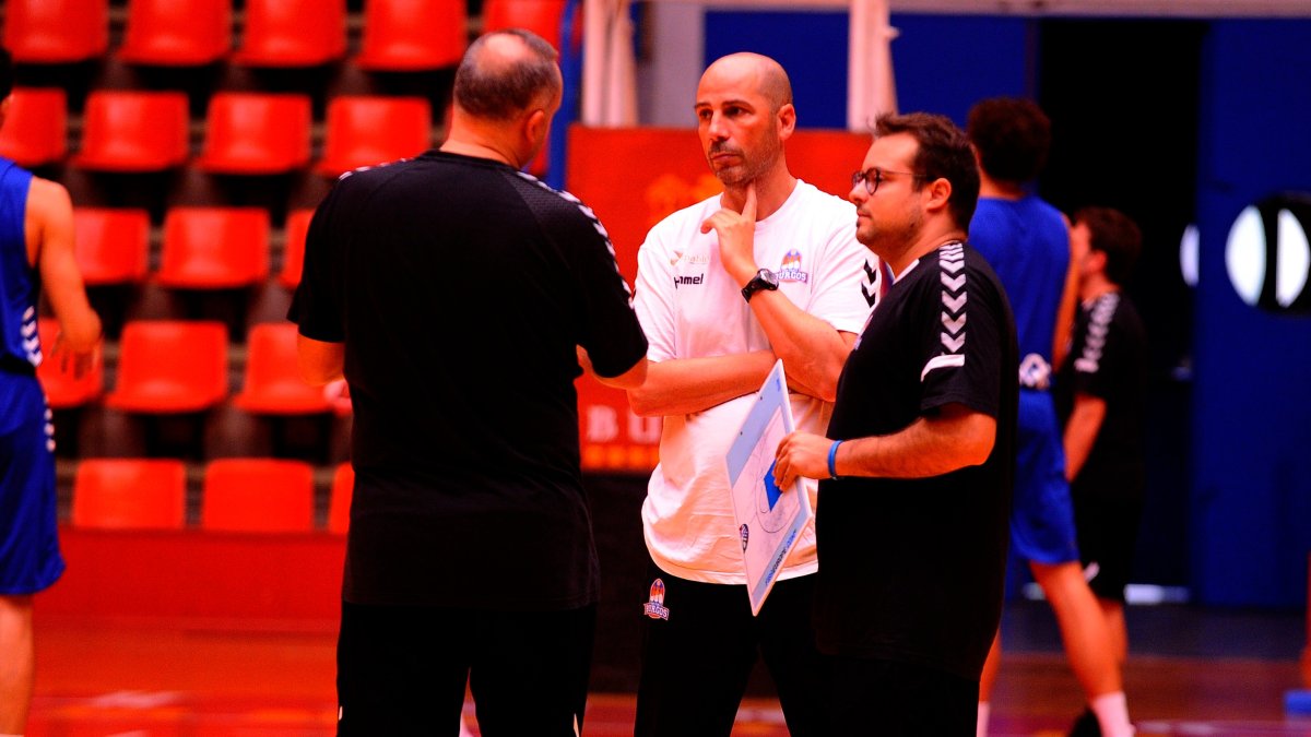 Joan Peñarroya habla con Alberto Codeso y Fran Hernández durante un entrenamiento. MARÍA GONZÁLEZ