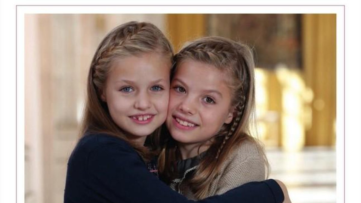 Leonor y Sofía, en la foto que aparece en el christmas de la familia real.-CASA DE SU MAJESTAD EL REY