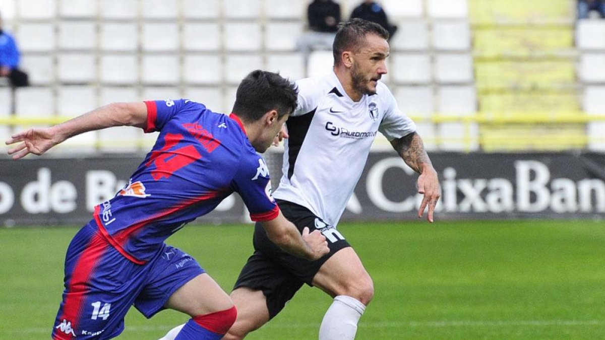 Borja Sánchez, que repetirá en posiciones interiores, conduce el balón en el choque ante el Amorebieta.-ISRAEL L. MURILLO