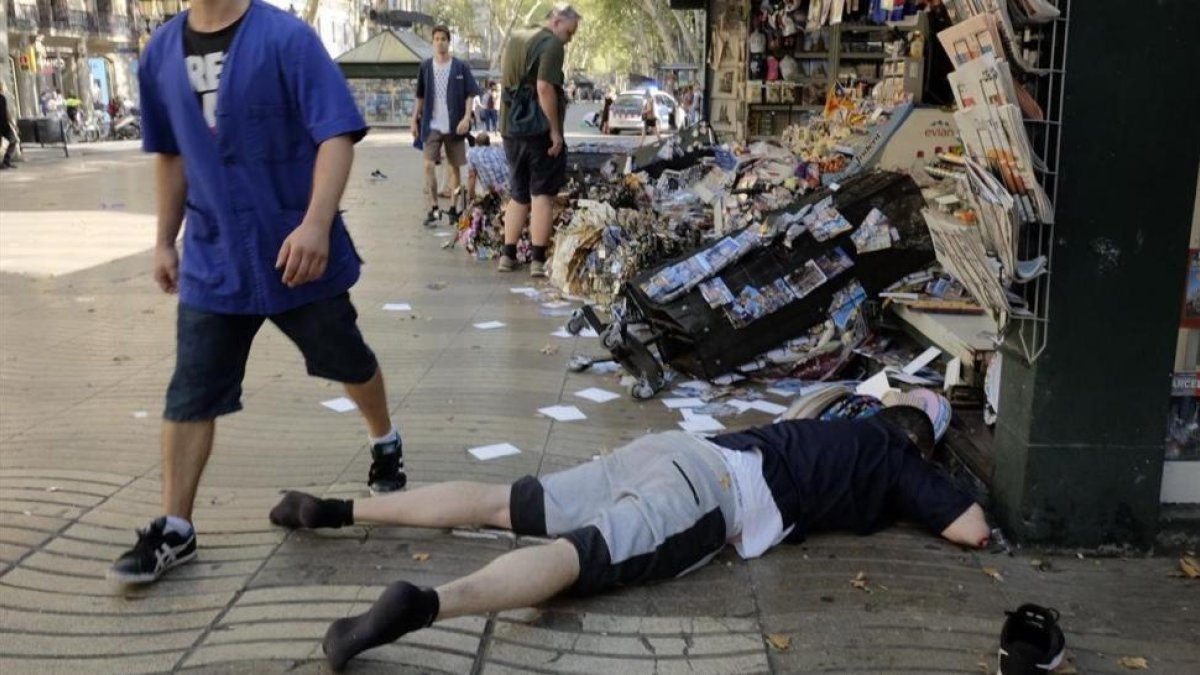 Una de las personas atropelladas en pleno centro de La Rambla.-EL PERIÓDICO