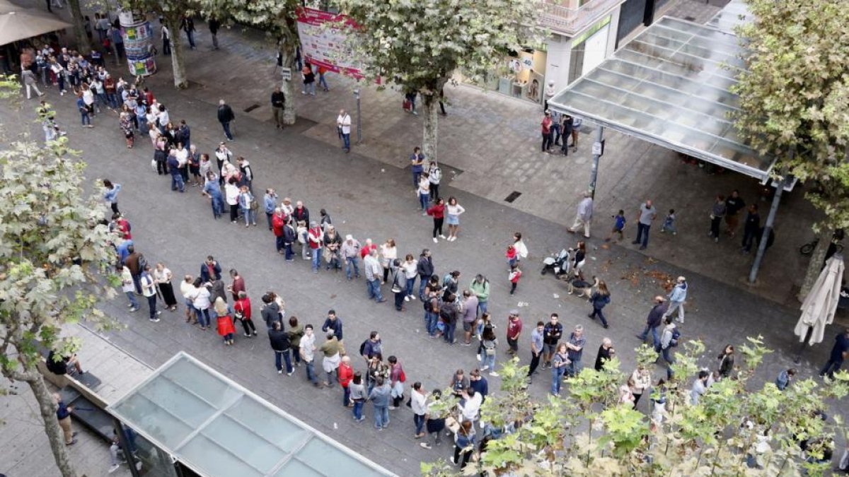 Vista aérea de parte de las colas de la escuela Pia Santa Anna de Mataró, este 1 de octubre.-JORDI PUJOLAR/ACN