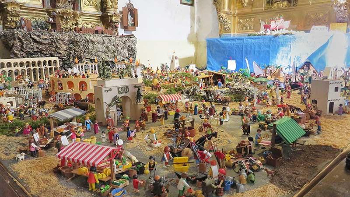 El belén de Playmobil, con errores históricos a propósito, es obra del alcalde de la localidad.-ALBERTO MARROQUÍN