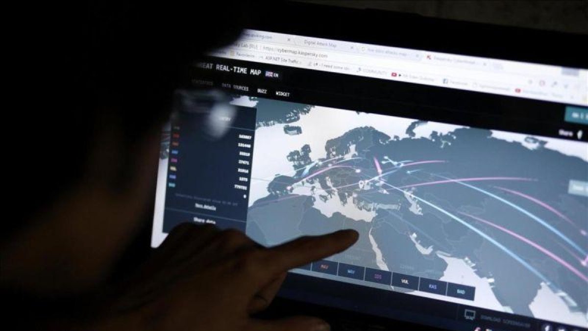 Las amenazas de ciberataques están afectando a todo el mundo, convirtiéndose en una prioridad entre los problemas internacionales.-ERDEM SAHIN (EFE)