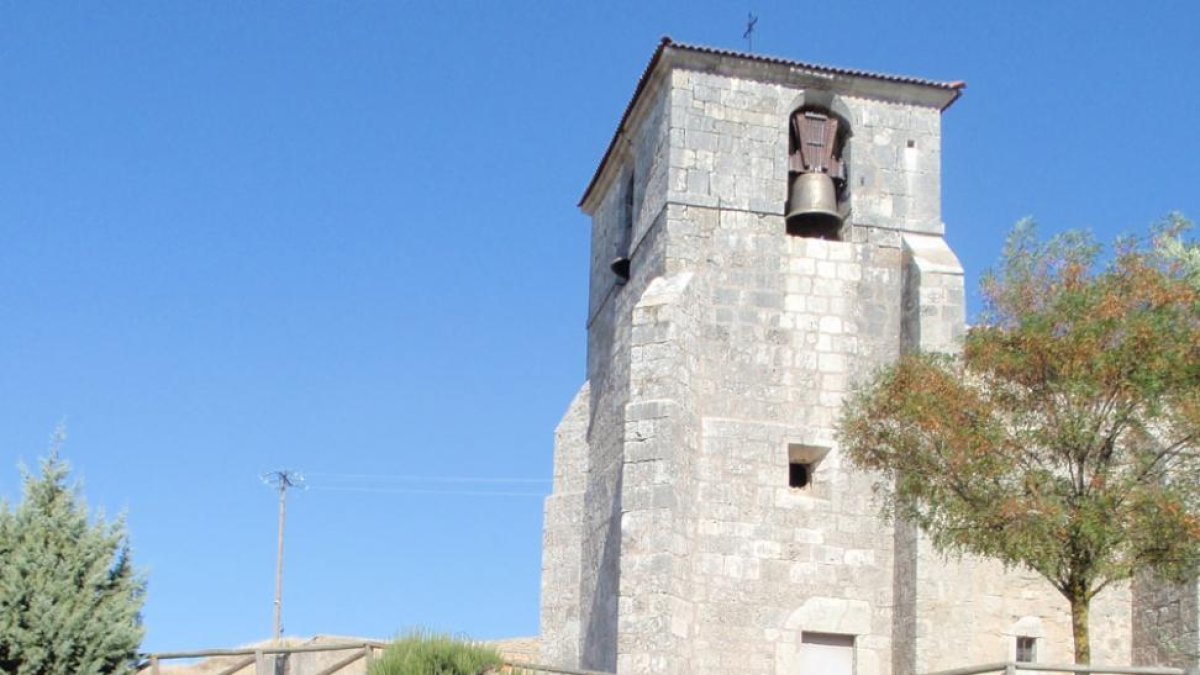 La iglesia de Orbaneja y el puente romano que salva el viejo tramo del tren.-M. M.