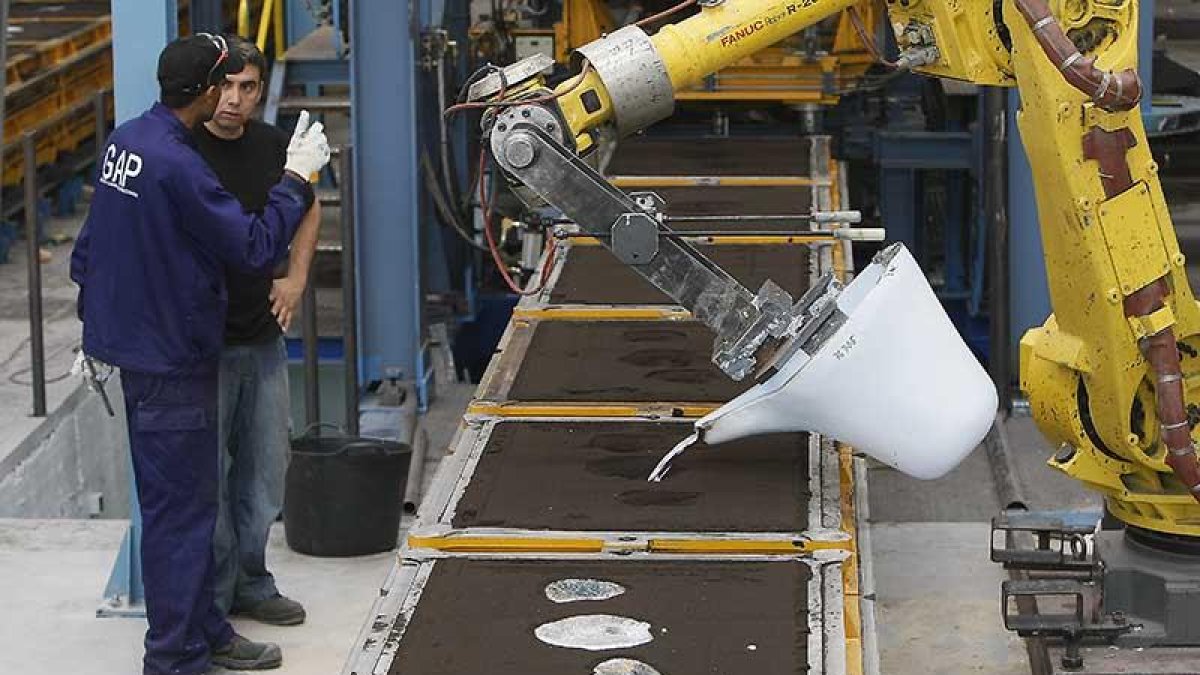 Operarios en una de las empresas del metal radicada en la provincia de Burgos realizan su labor.-RAÚL G. OCHOA